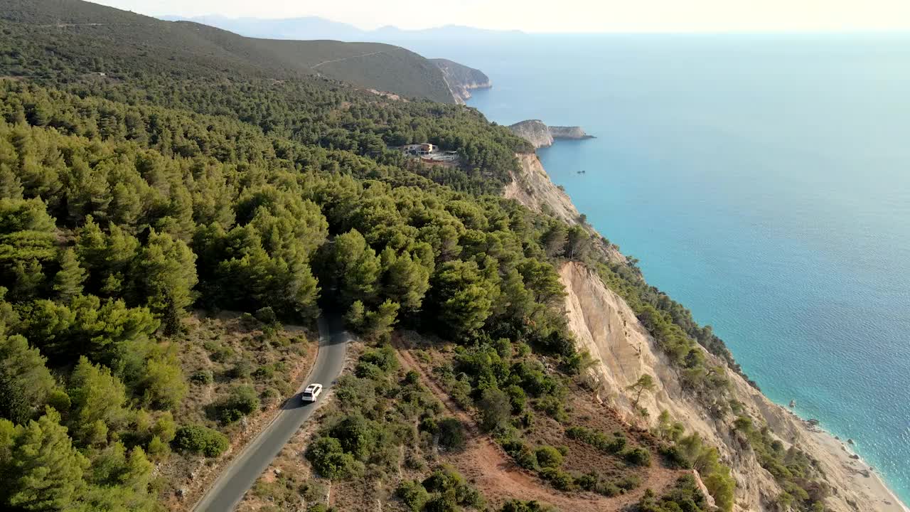 越野车行驶在希腊岛的山路上视频素材