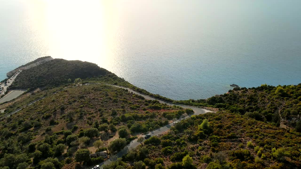 越野车行驶在希腊岛的山路上视频素材