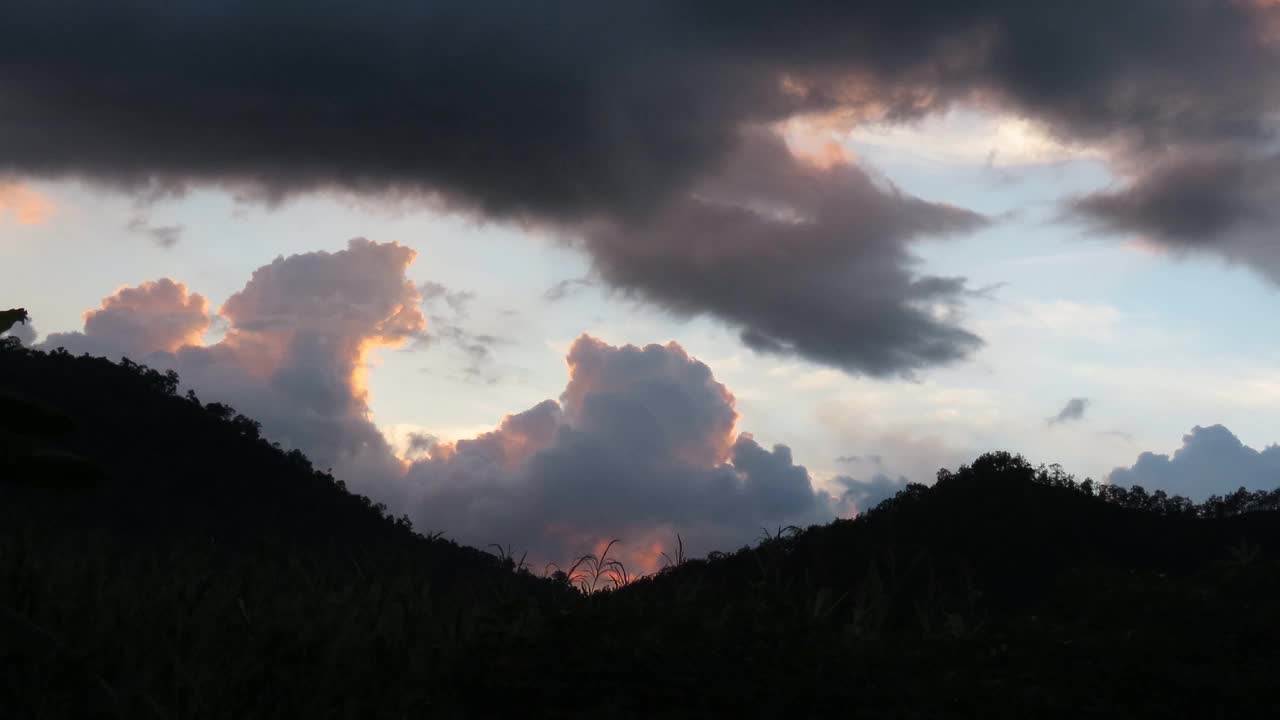 落日的天空和山上的云朵视频素材