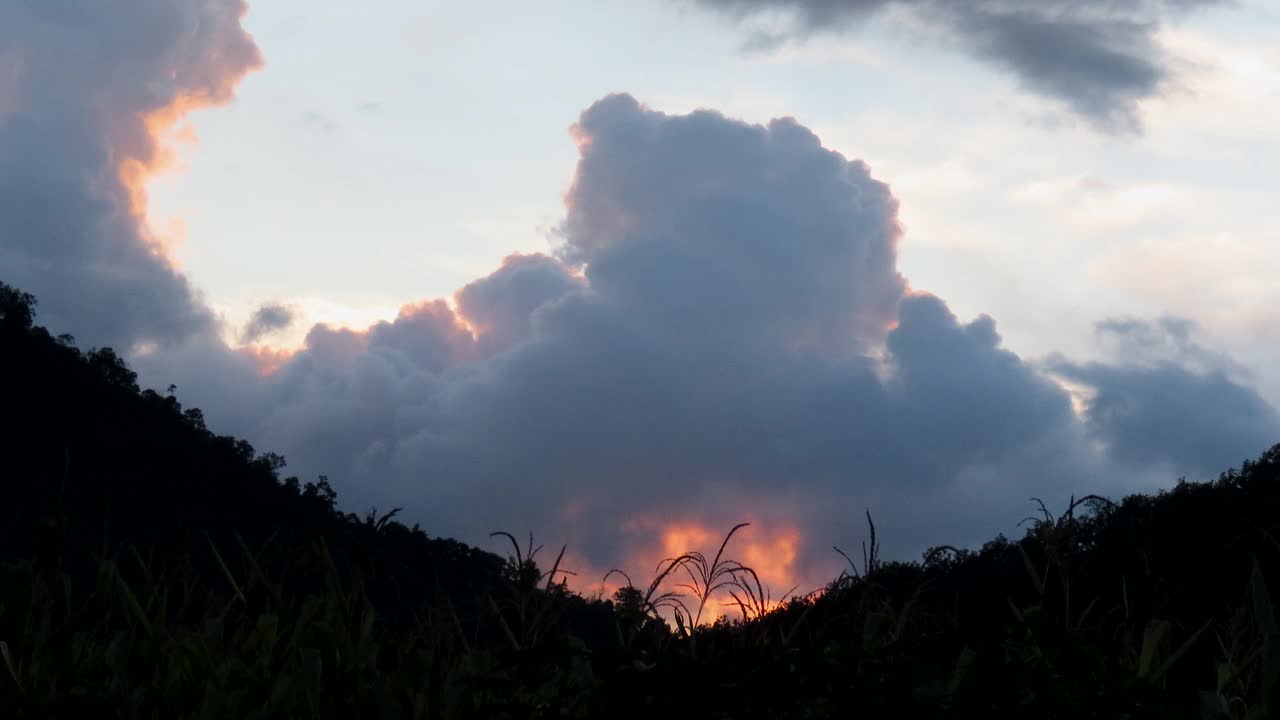 落日的天空和山上的云朵视频素材