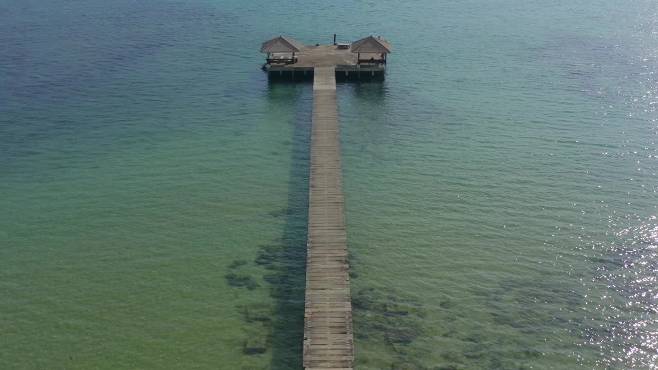 热带岛屿Koh Mak和它的长木制码头在海上，靠近Koh Chang，泰国视频素材