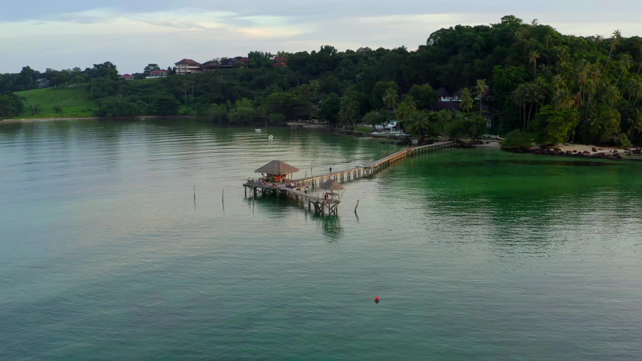 木制海滩酒吧在海和小屋在码头上的koh Mak岛，泰国特叻视频素材