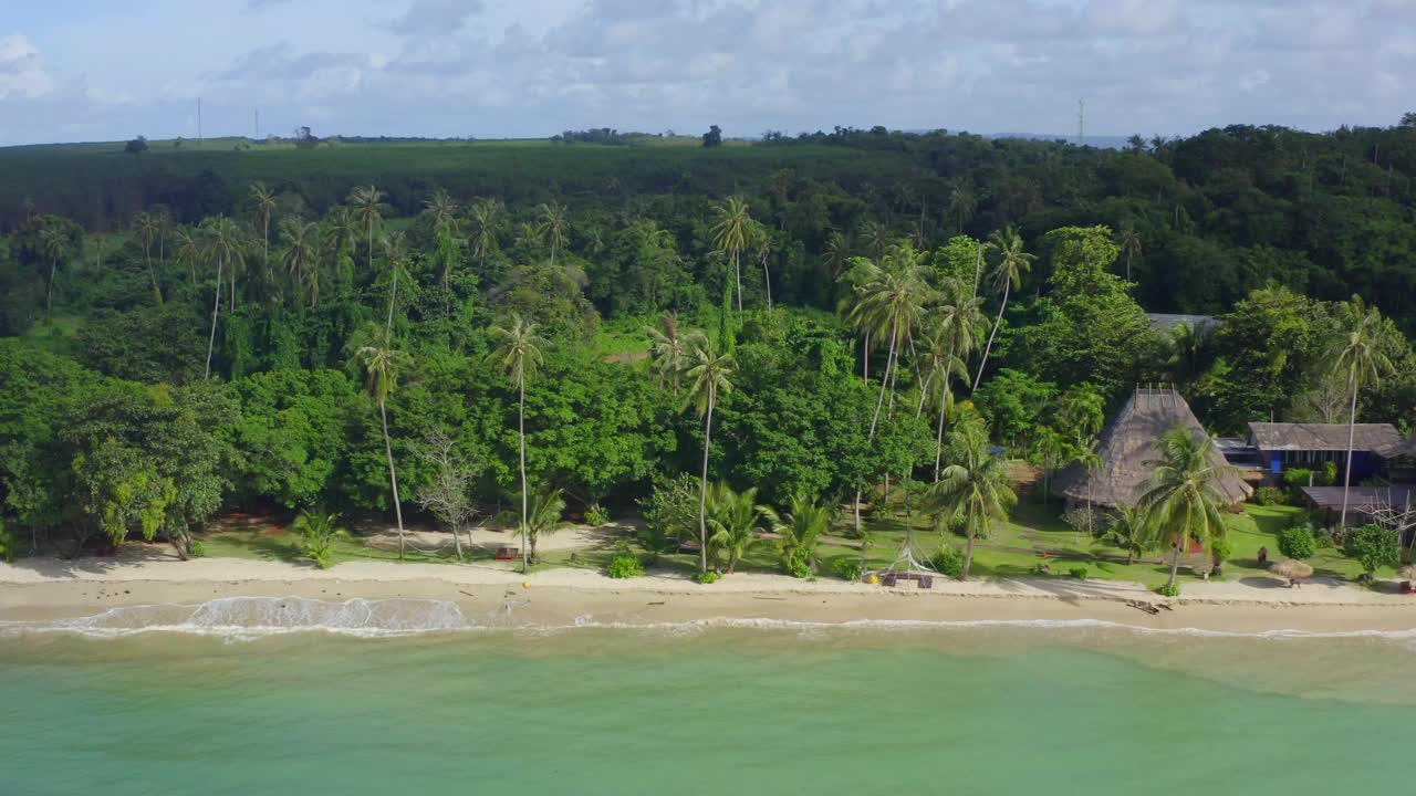 位于泰国特叻的Koh Chang附近的Koh Mak热带岛屿和天堂般的海滩视频素材