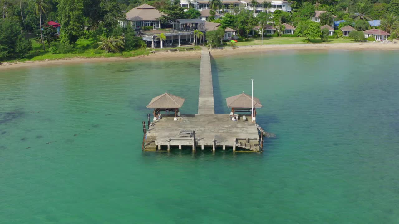 热带岛屿Koh Mak和它的长木制码头在海上，靠近Koh Chang，泰国视频素材