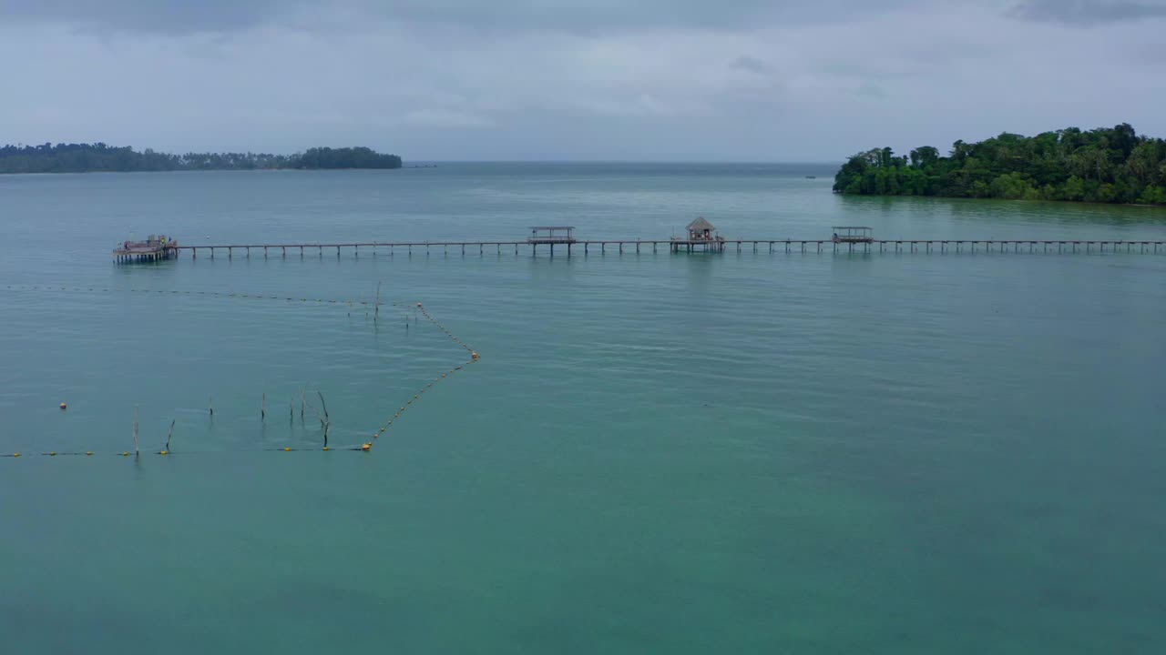 热带岛屿Koh Mak和它的长木制码头在海上，靠近Koh Chang，泰国视频素材