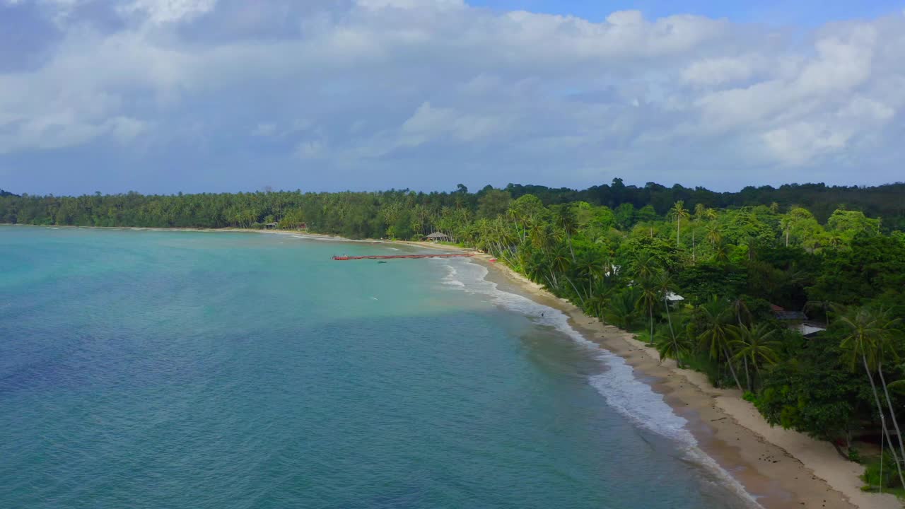 位于泰国特叻的Koh Chang附近的Koh Mak热带岛屿和天堂般的海滩视频素材