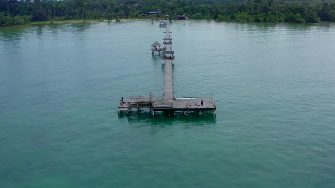 热带岛屿Koh Mak和它的长木制码头在海上，靠近Koh Chang，泰国视频素材