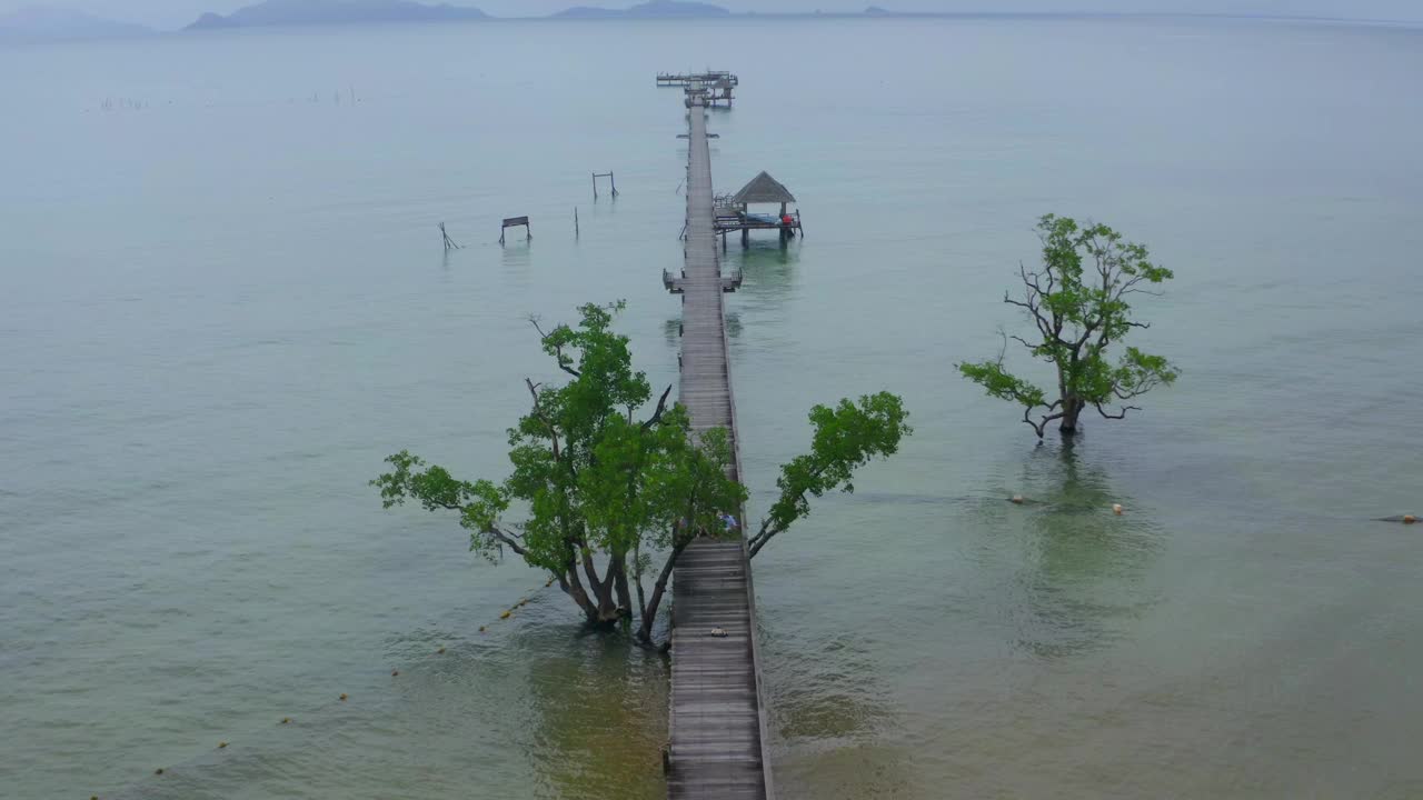 热带岛屿Koh Mak和它的长木制码头在海上，靠近Koh Chang，泰国视频素材