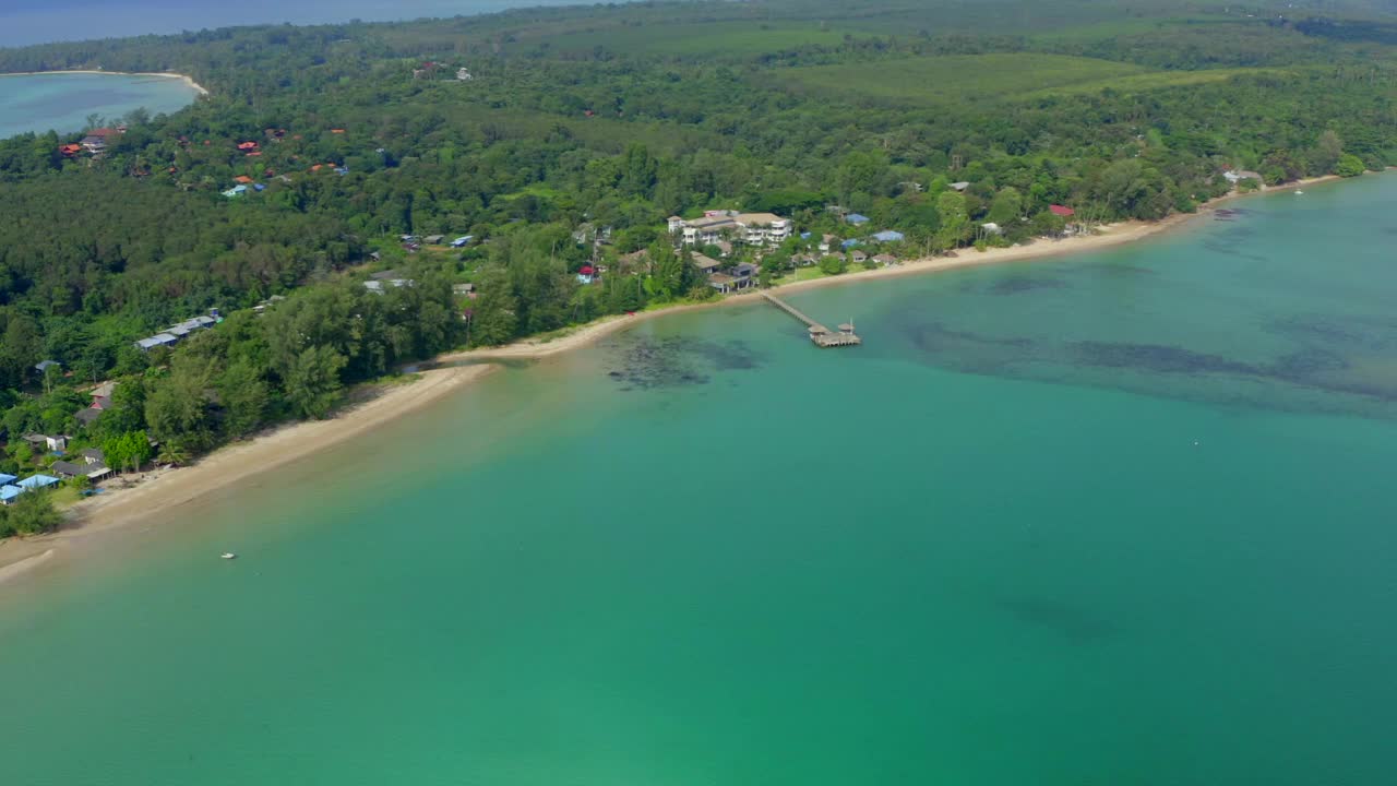 热带岛屿Koh Mak和它的长木制码头在海上，靠近Koh Chang，泰国视频素材