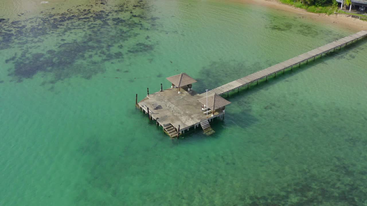 热带岛屿Koh Mak和它的长木制码头在海上，靠近Koh Chang，泰国视频素材