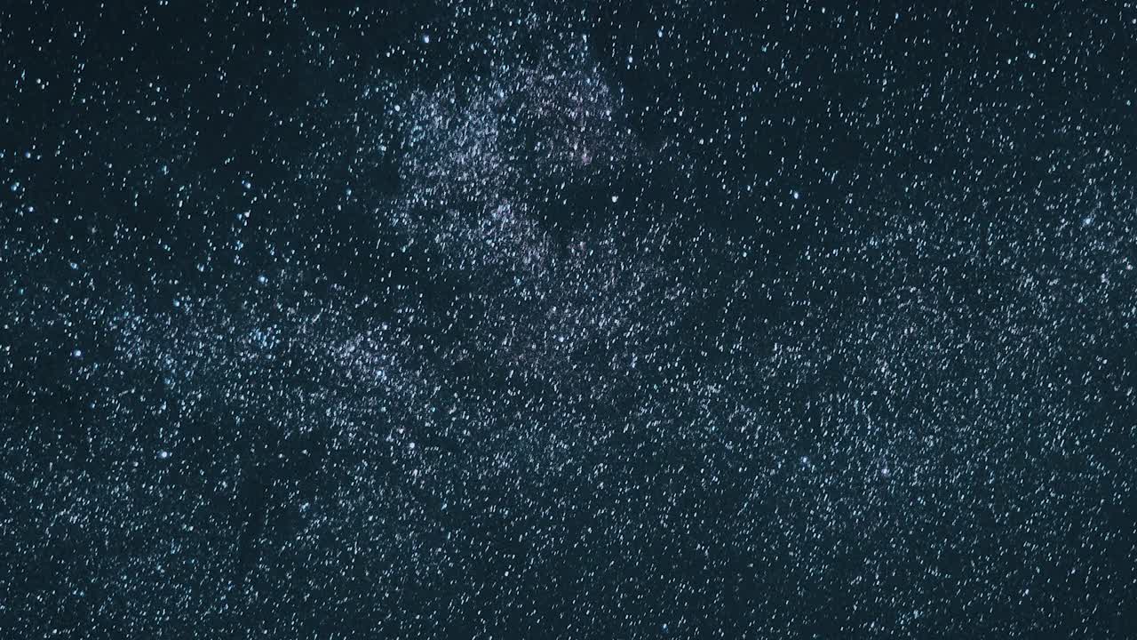 漆黑的夜晚，繁星闪烁的夜空。星空与银河的明亮辉光。自然环境背景视频素材