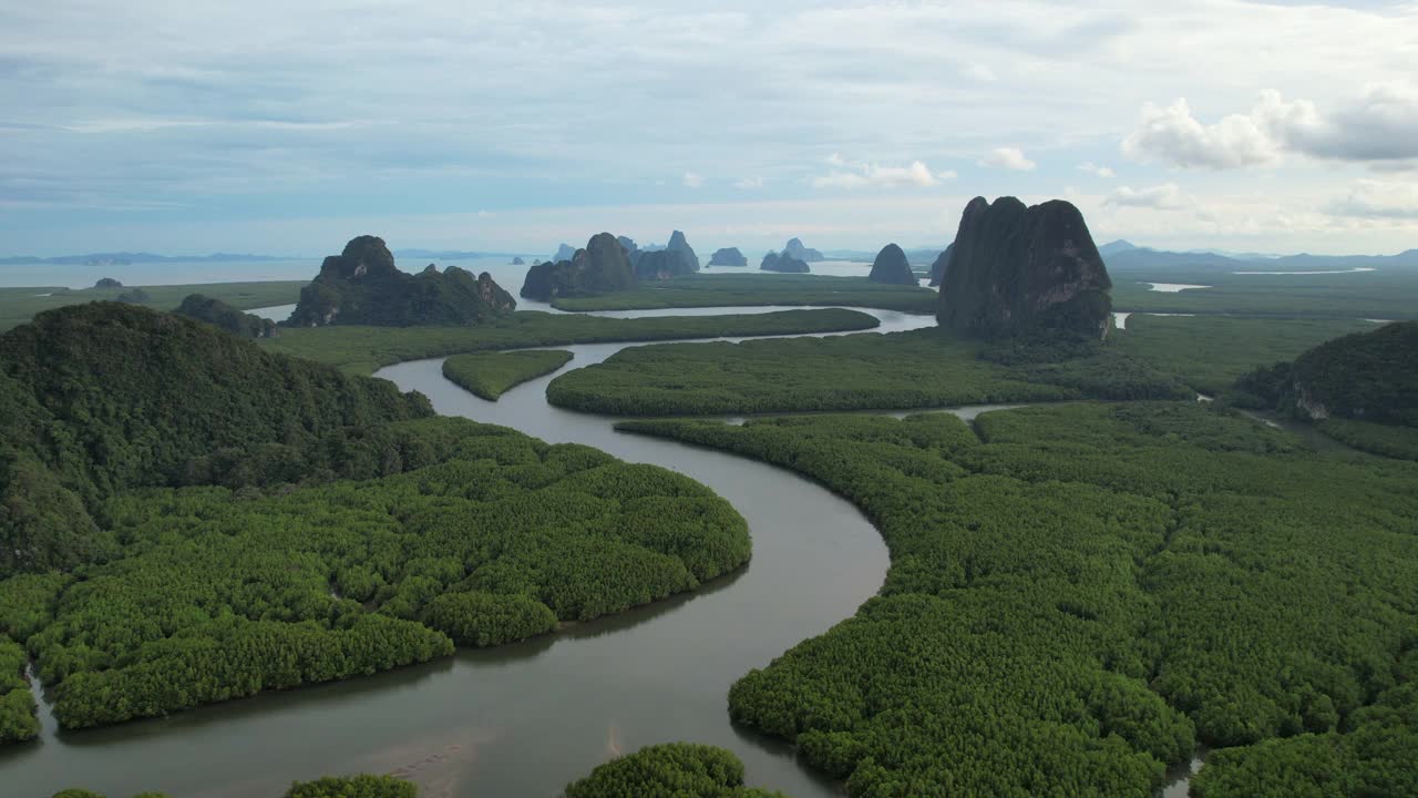 鸟瞰泰国攀牙省红树林日落场景日出，4K(UHD)，海和红树林景观的航拍视频素材