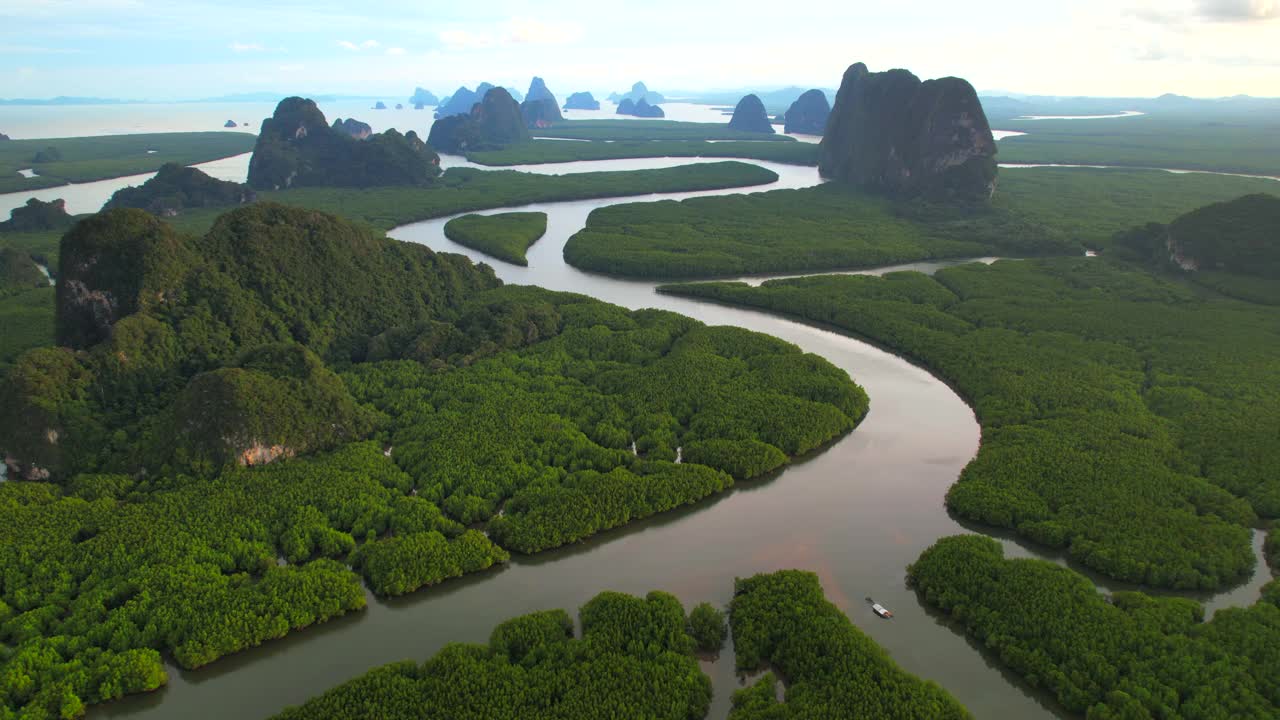 鸟瞰泰国攀牙省红树林日落场景日出，4K(UHD)，海和红树林景观的航拍视频素材