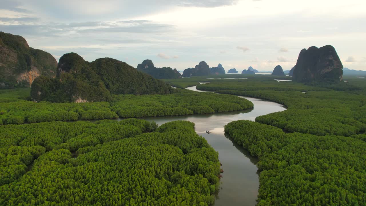 鸟瞰泰国攀牙省红树林日落场景日出，4K(UHD)，海和红树林景观的航拍视频素材