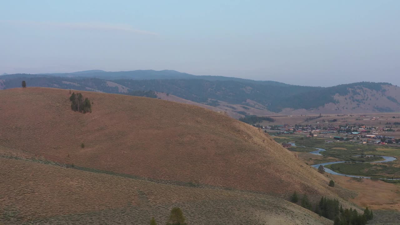 斯坦利，爱达荷州和山谷溪在夏季傍晚-空中视频素材