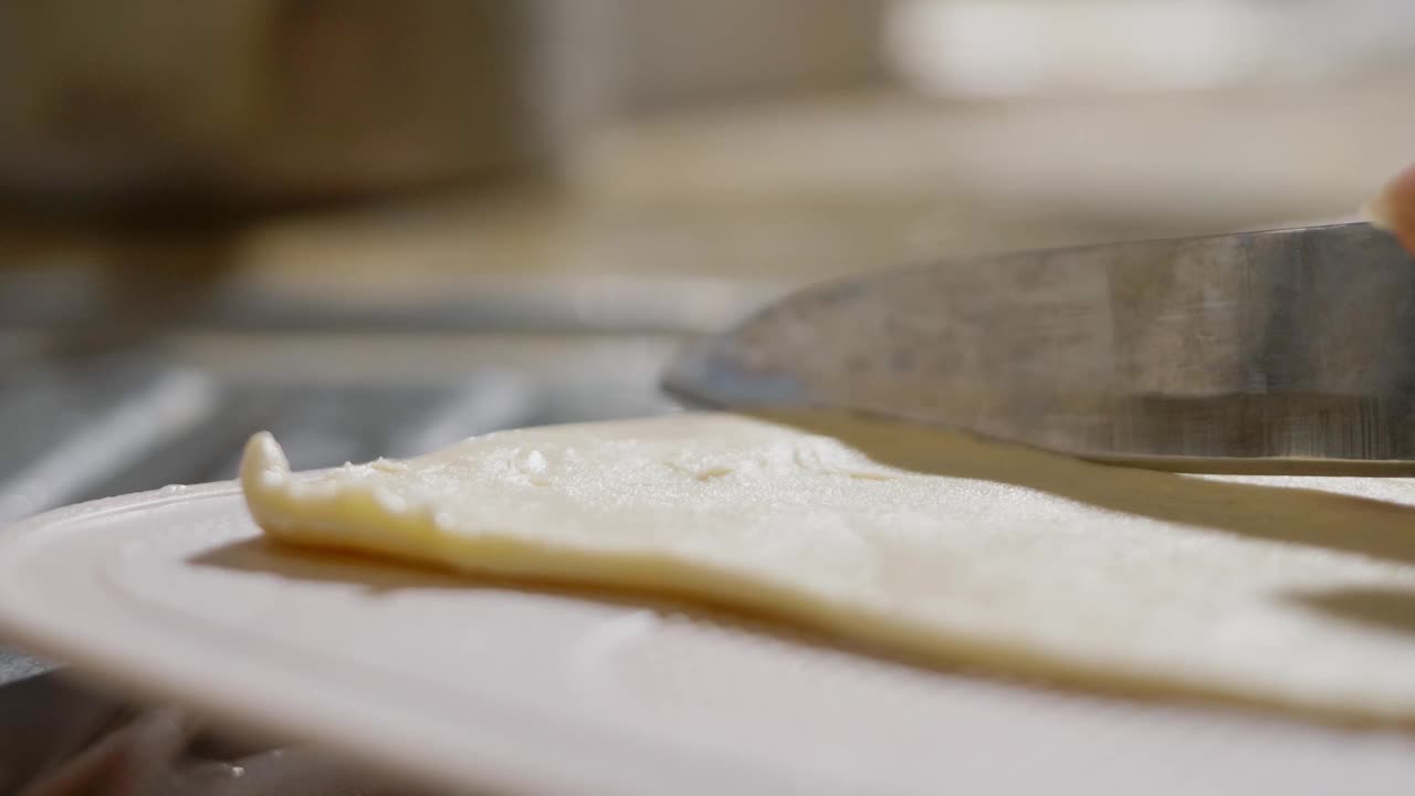 孩子的手切酥皮-在家里，生活方式的概念。视频素材