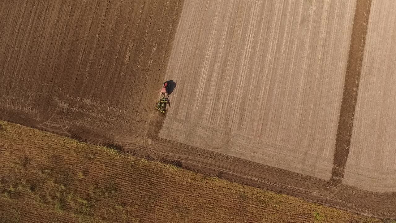 惊人的航拍拖拉机耕地视频素材