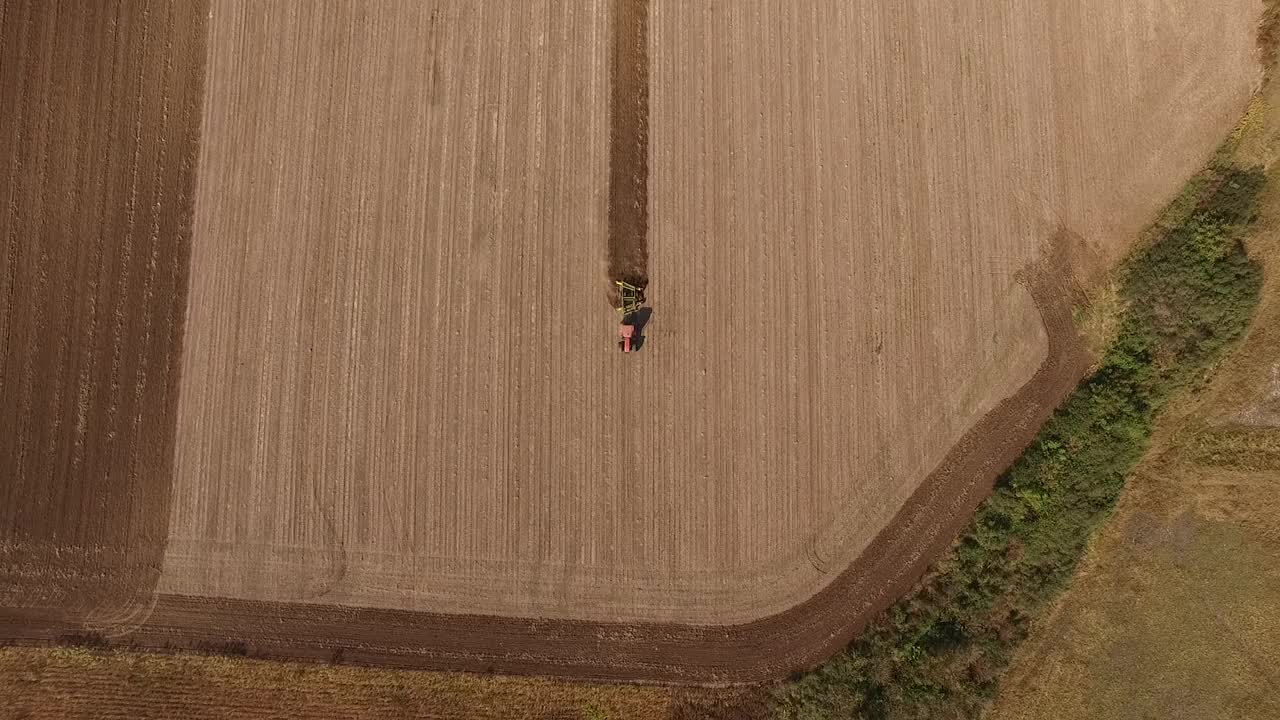 惊人的航拍拖拉机耕地视频素材