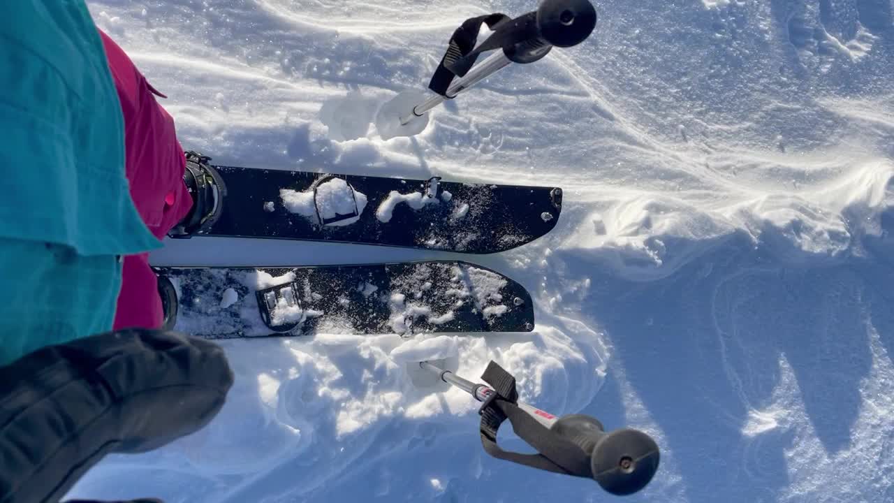 POV:在一次分板登山旅行中，在攀登雪山之前仰望它视频素材