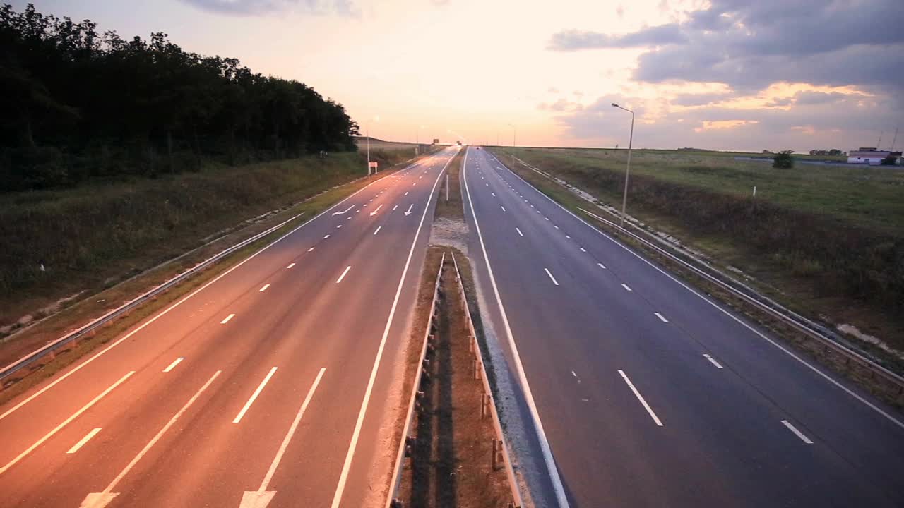 Cinemagraph:高速公路交通在日落视频素材