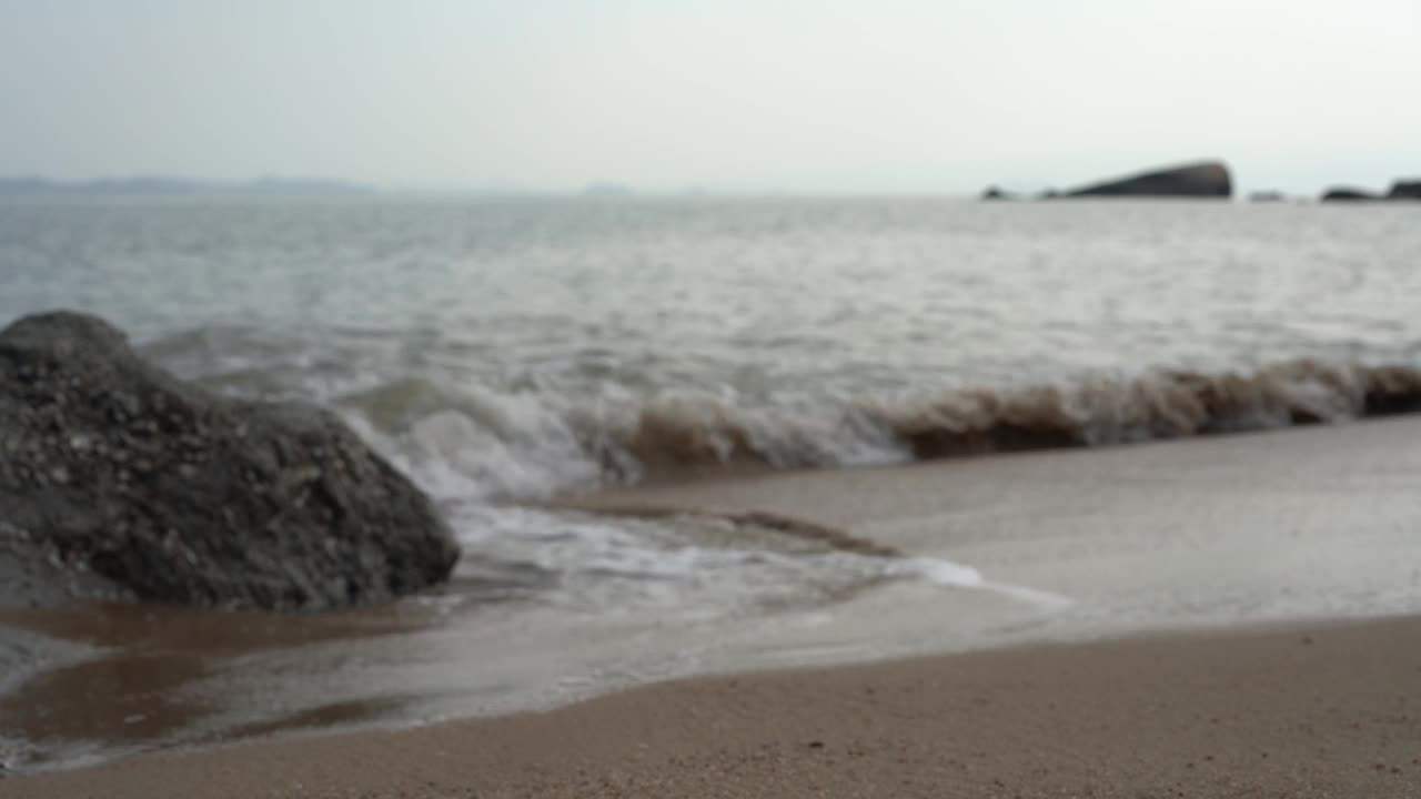 海浪拍打着海边的沙滩视频素材