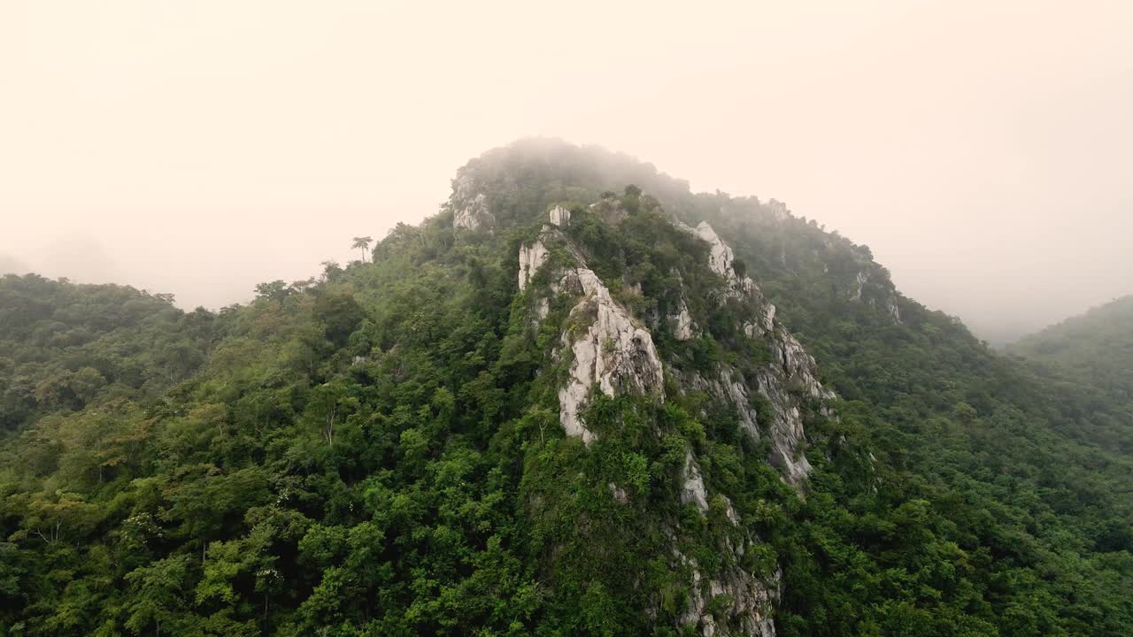 从空中俯瞰，清晨的群山笼罩着云雾。视频素材