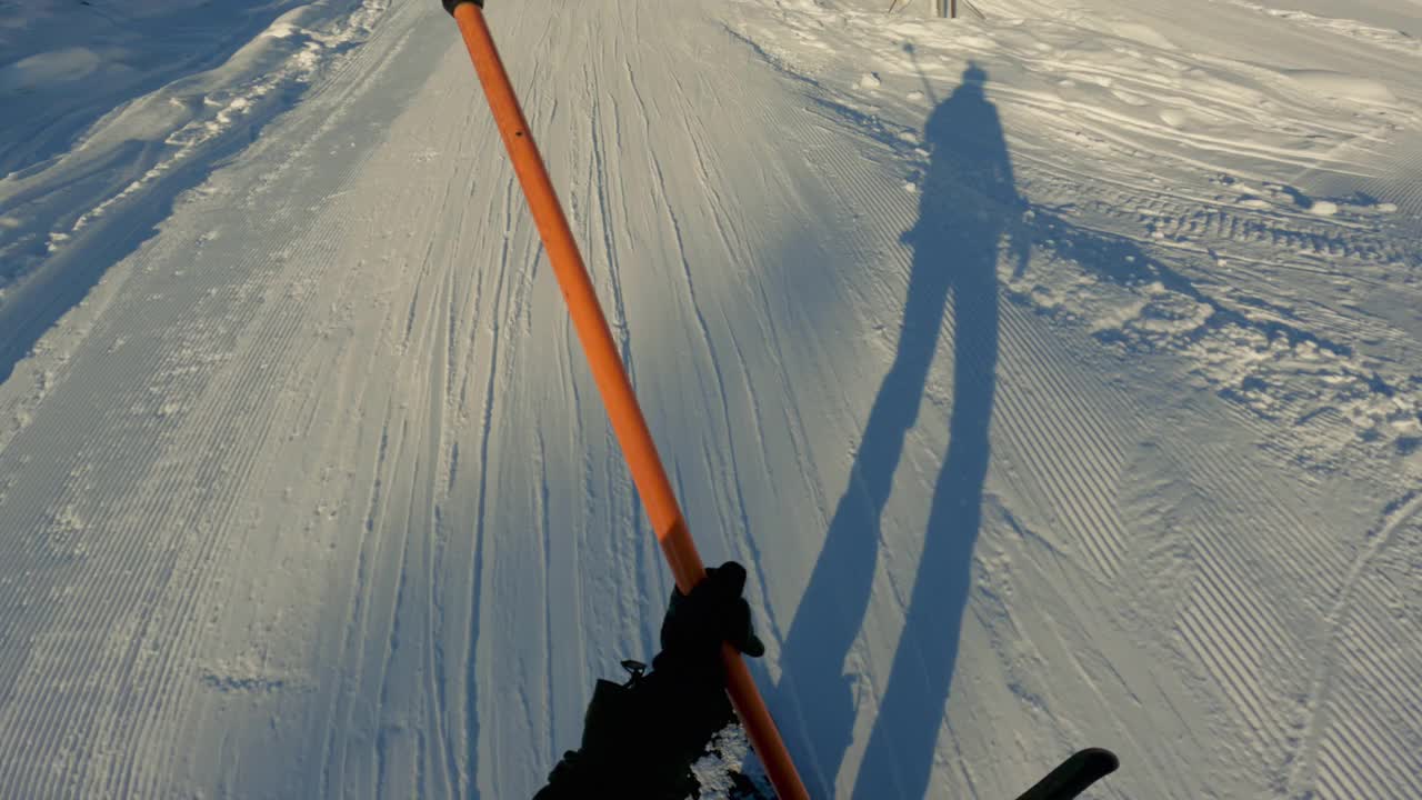 带着滑雪板在滑雪缆车上的POV人:阴影视频素材