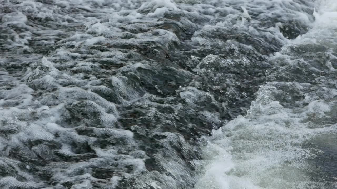 自然灾害洪水主题。靠近湍急的湍急的河水。恶劣天气和暴雨造成的损害。气候变化，暴雨的后果。有选择性的重点视频素材