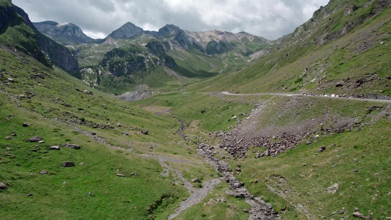 在高山山谷的山坡上的汽车道路。穿越山脉的度假旅行视频素材