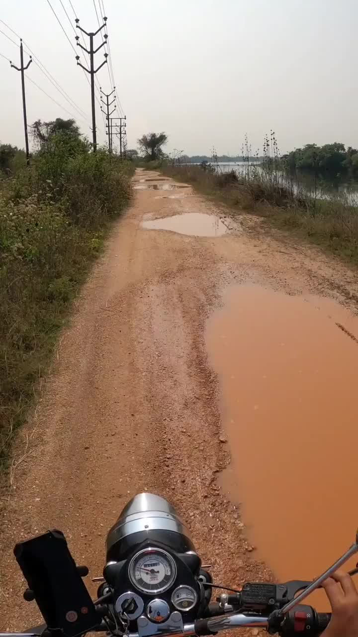 在泥泞的路上骑摩托车视频下载