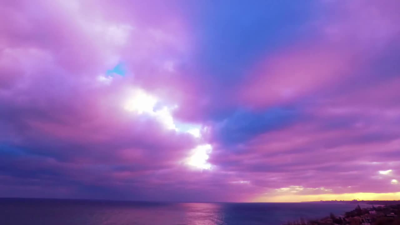 4K Time lapse of Majestic sunset or sunrise landscape壮观的自然光，云景，天空和云移动滚动4K彩色的黑暗日落云镜头时间流逝视频素材