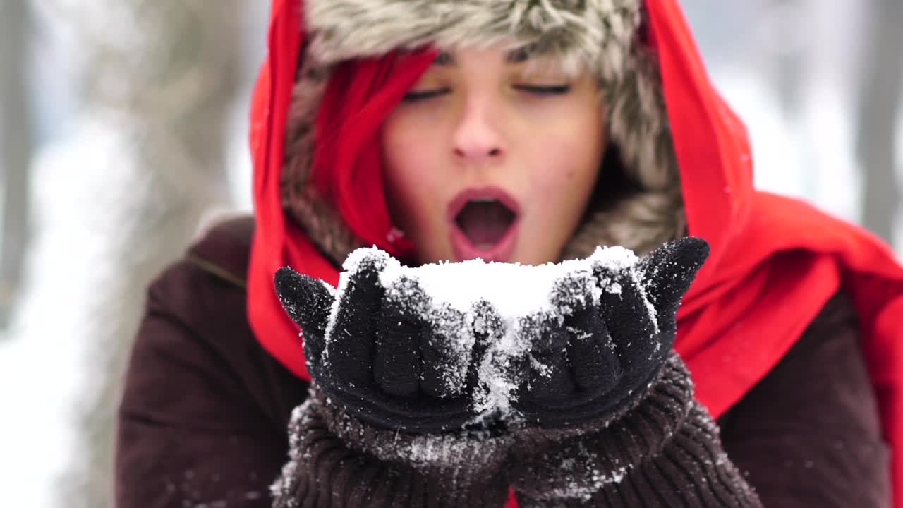 红发吹雪女视频素材