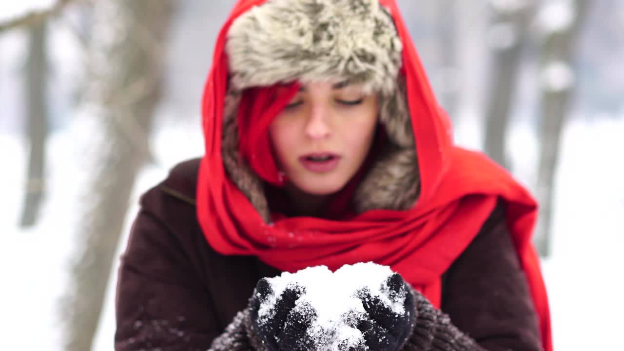 红发吹雪女视频素材