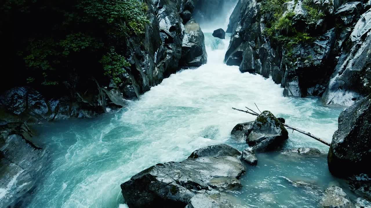 4k视频的水在山和岩石代表自然，树木和绿色视频素材