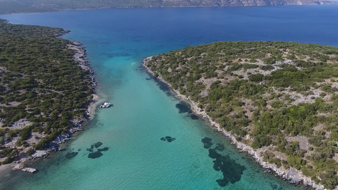 两海岸之间是绿色的海水视频素材