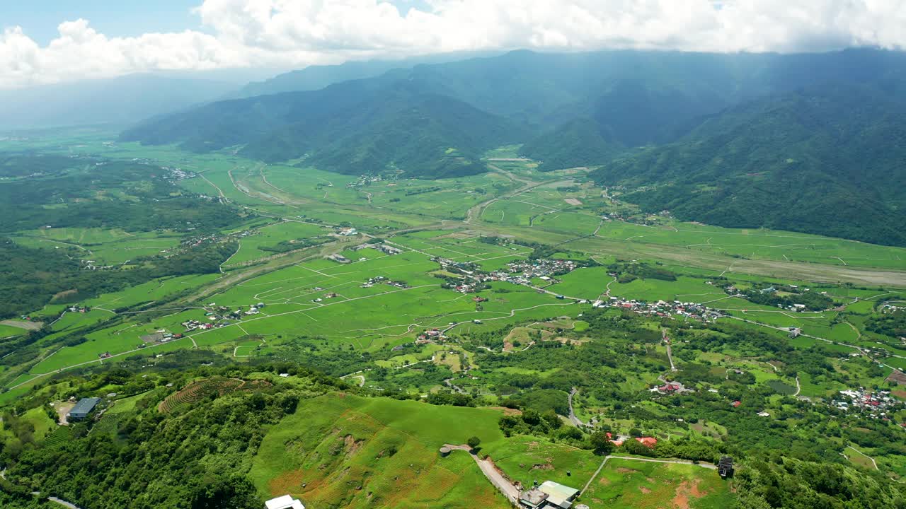 鸟瞰图绿色稻田花莲山谷，台湾视频素材