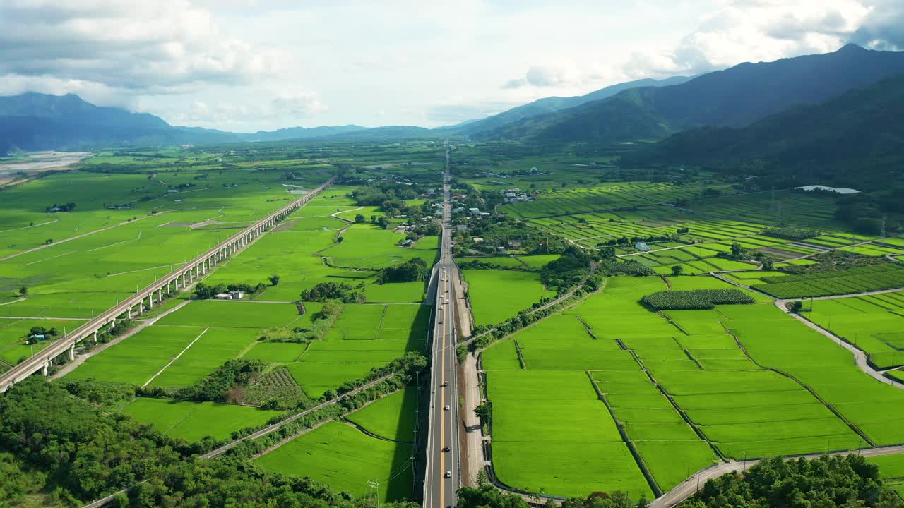 台湾台东关山镇绿色稻田和高速公路的鸟瞰图视频素材