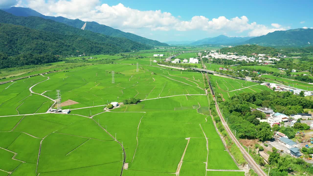 鸟瞰花莲美丽的稻田和富力镇，台湾视频素材