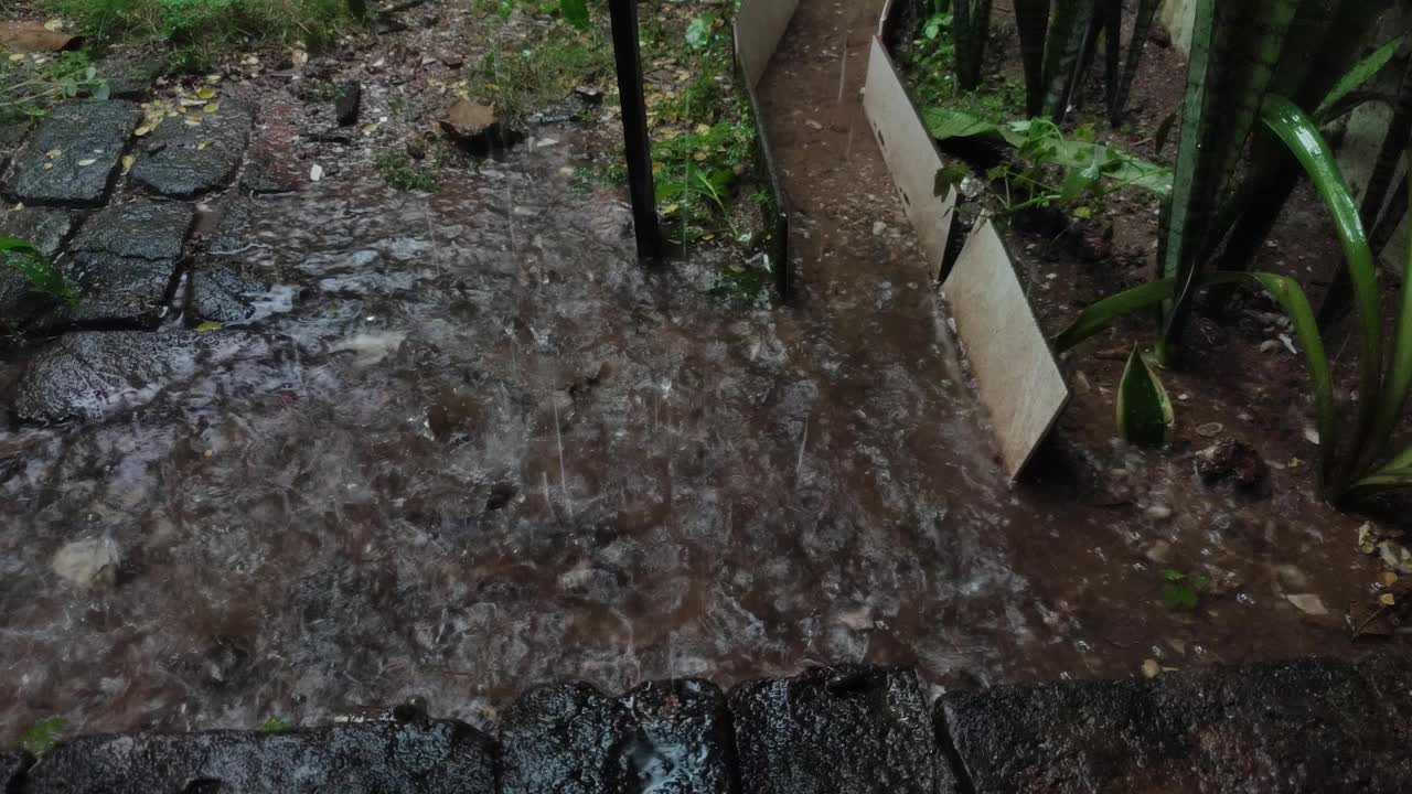 暴雨造成了水坑视频素材