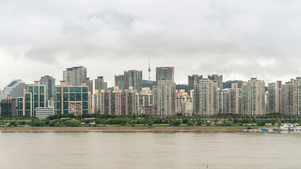 ▽白天=暴雨警报出现的雨季，以汉江为中心、江边高速公路、高层公寓为中心的市中心地区/汉城龙山区视频素材