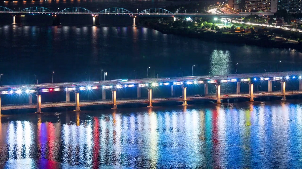 夜景——汉江和盘浦大桥彩虹喷泉周围的市中心/韩国首尔瑞草区视频素材