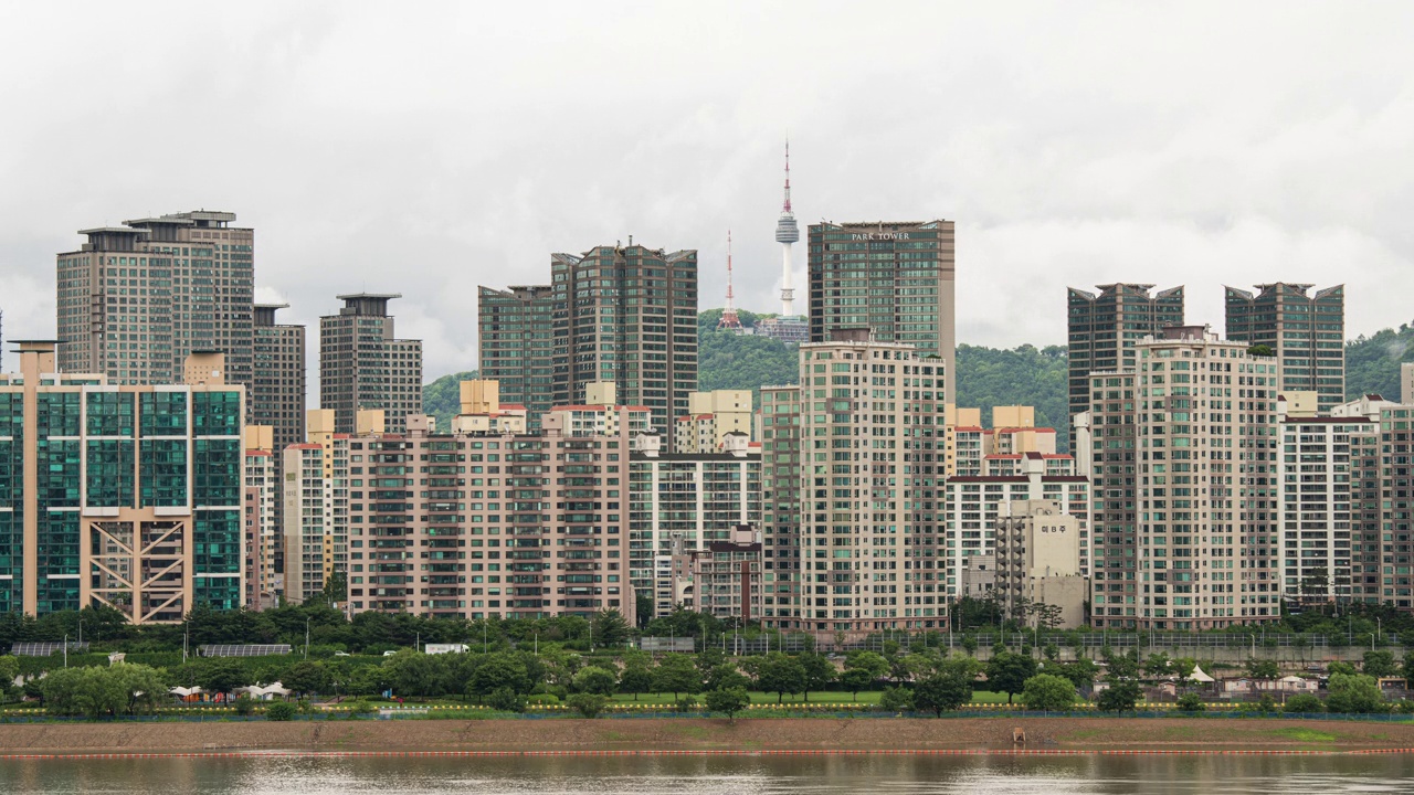 ▽白天=暴雨警报出现的雨季，以汉江为中心、江边高速公路、高层公寓为中心的市中心地区/汉城龙山区视频素材