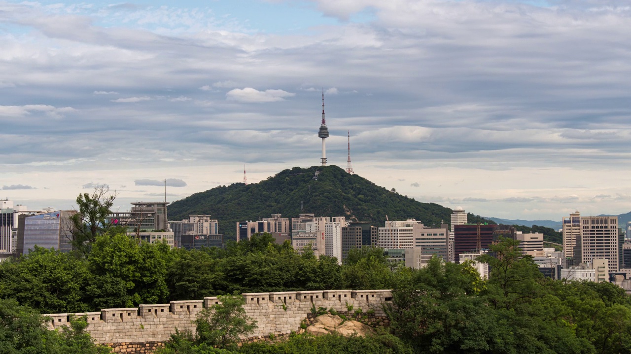 白天-首尔炮台周围的市中心，N首尔塔和摩天大楼/首尔，韩国视频素材