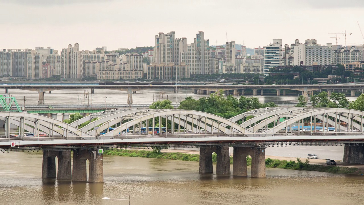 ▽白天=出现暴雨警报的雨季，汉江、上斗山、汉江铁桥、汉江大桥周围的市中心=首尔视频素材