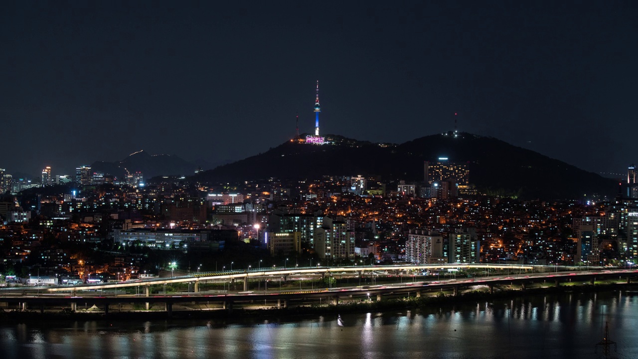 ▽夜景=汉城龙山区汉江周围的市中心、江边高速公路、N首尔塔视频素材