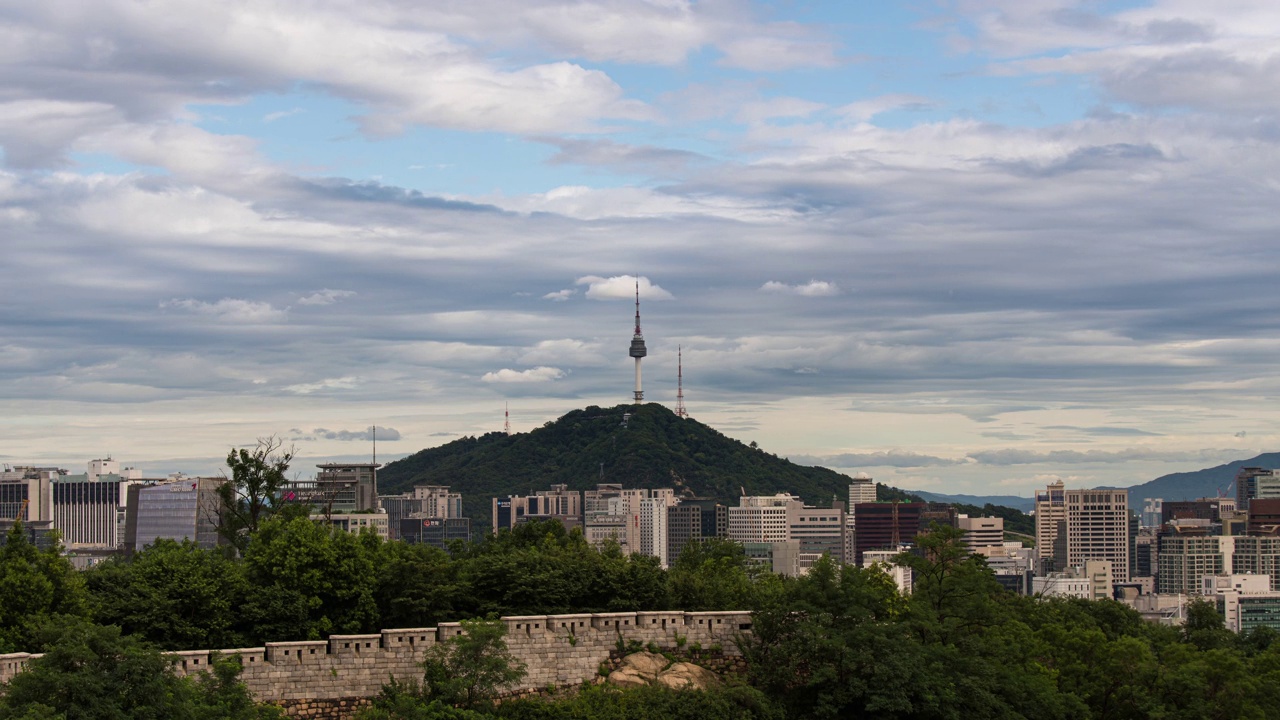 白天-首尔炮台周围的市中心，N首尔塔和摩天大楼/首尔，韩国视频素材