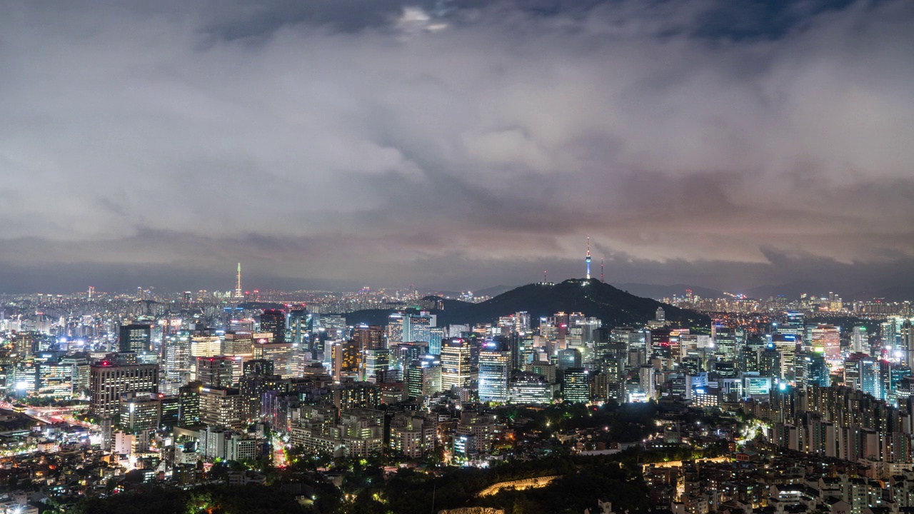 夜景——首尔炮台和N首尔塔周围的市中心/韩国首尔中区和钟路区视频下载