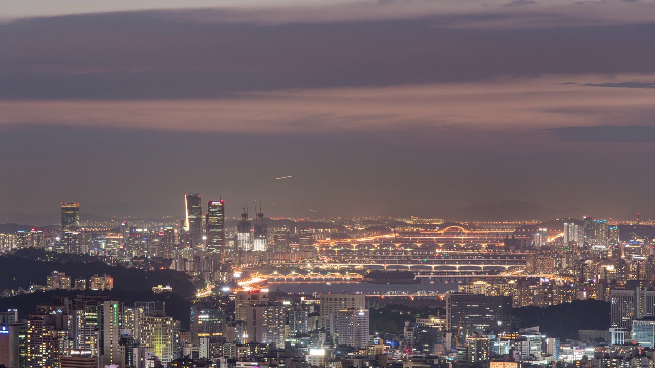 ▽夜景=汉江周围的市中心、大桥、摩天大楼、汝矣岛、瑞草、龙山区、永登浦等地的日落和烟花视频素材