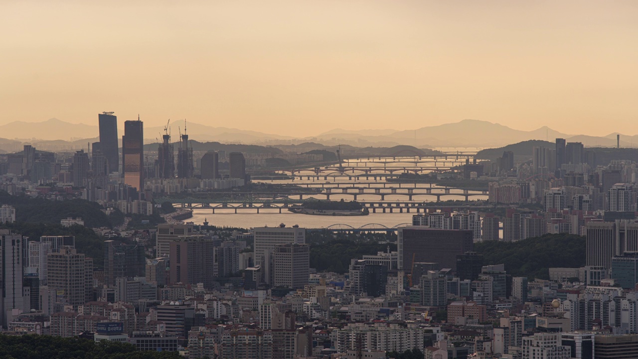 韩国首尔，汉江、大桥、摩天大楼、汝矣岛区、瑞草区、龙山区、永登浦区等市中心的夕阳视频素材