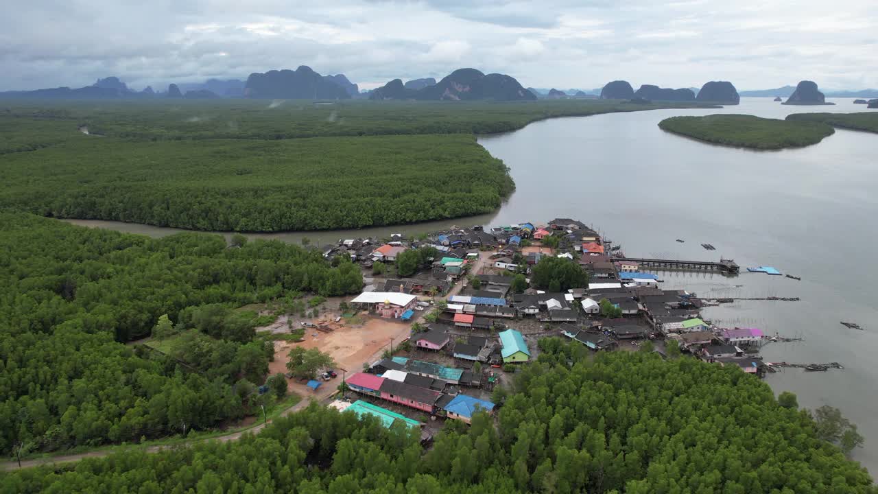 无人机电影渔村日出场景，班三庄台，攀牙泰国视频素材